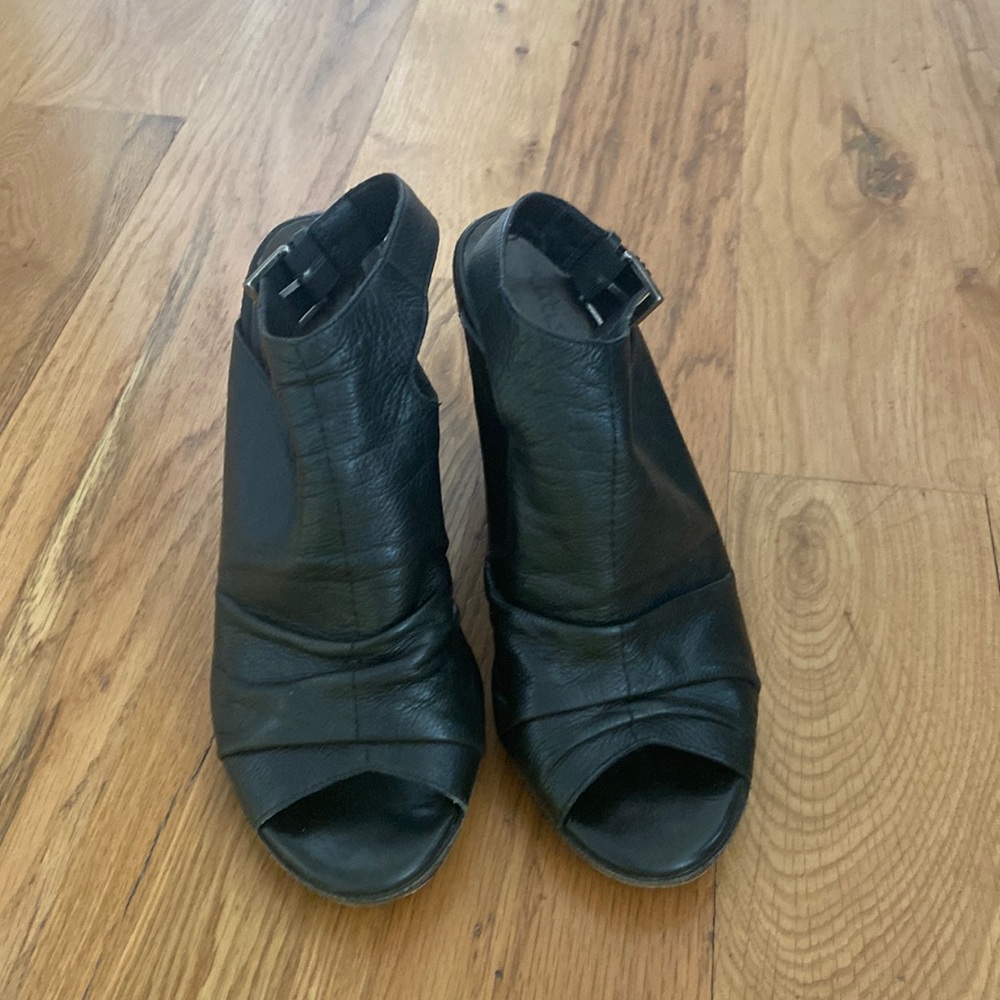 Black leather sandal/heels